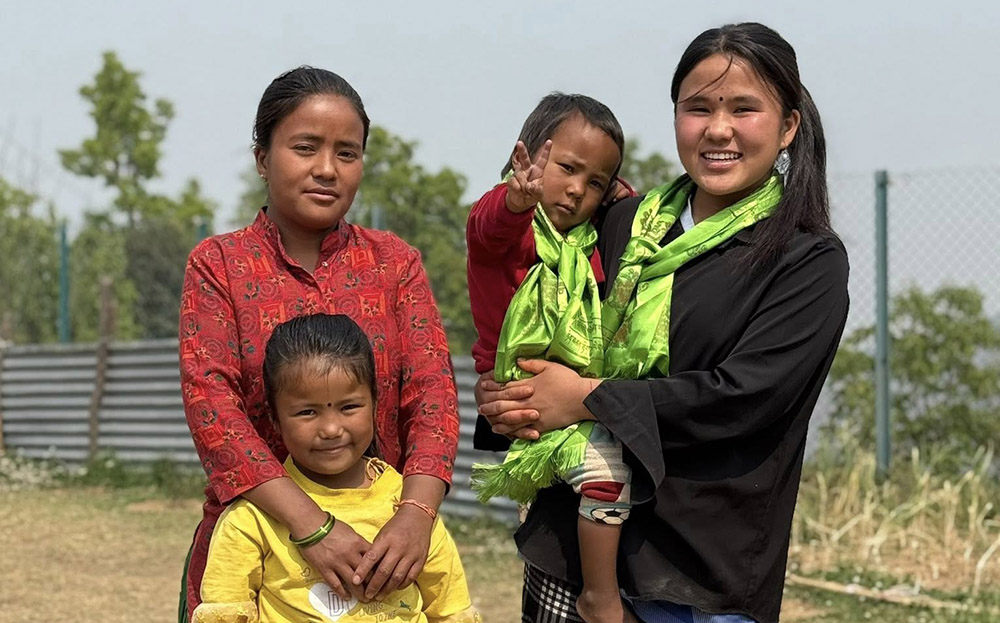 photo of Relimaya with her children and sister